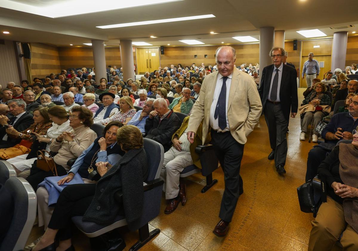 García-Castellón accede a un salón de actos del Ateneo en el que se dieron cita más de 200 personas.