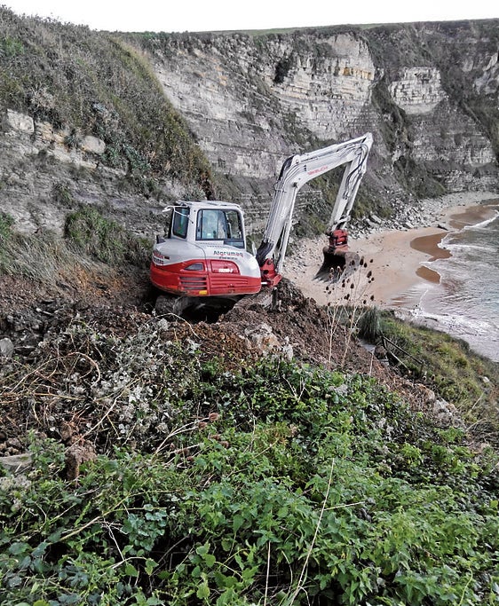 Maquinaria pesada trabajando en el acantilado de Langre.