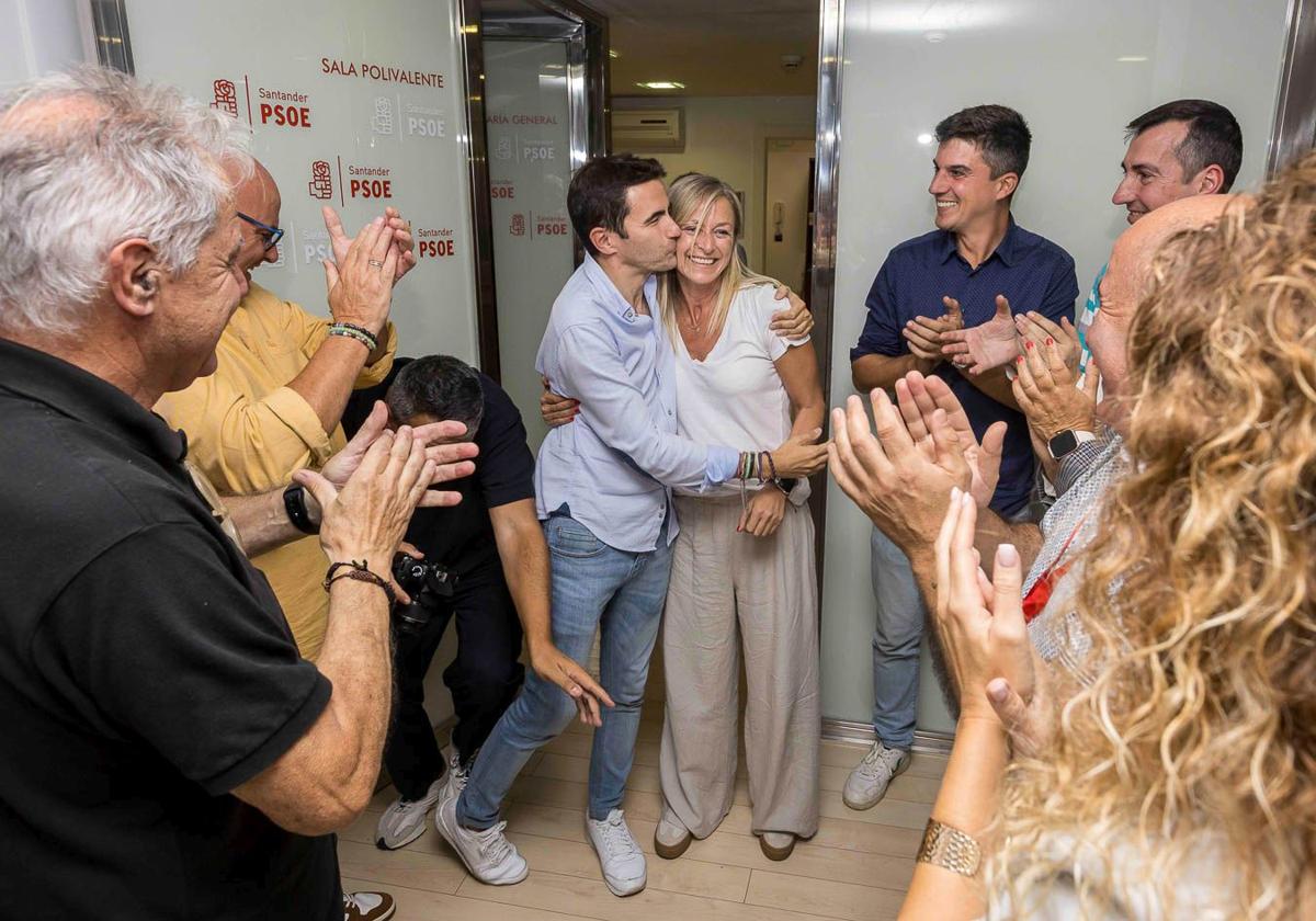 Pedro Casares besa a Susana Herrán tras conocer los resultados.