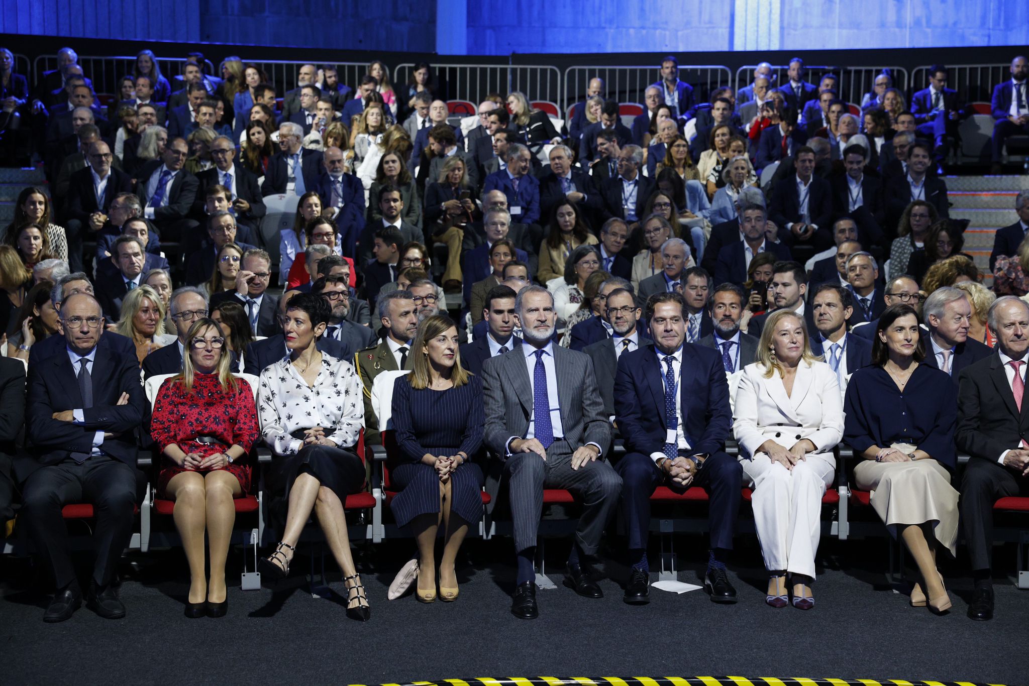 Eugenia Gómez de Diego, delegada del Gobierno, en Cantabria; Elma Saiz, ministra de Inclusión, Seguridad Social y Migraciones; María José Sáenz de Buruaga, presidenta de Cantabria; Rey Felipe VI; Ignacio Rivera, presidente del Instituto de la Empresa Familiar; María José González, presidenta del Parlamento de Cantabria; Gema Igual, alcaldesa de Santander; y Vicente Alciturri, presidente de Acefam.