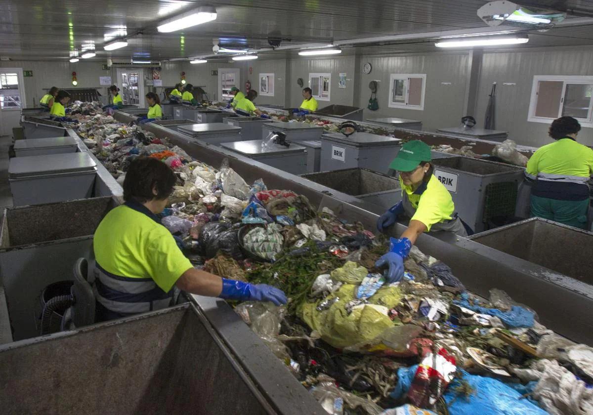 Interior de la planta de tratamiento de residuos de Meruelo, donde los operarios separan distintos tipos de residuos.