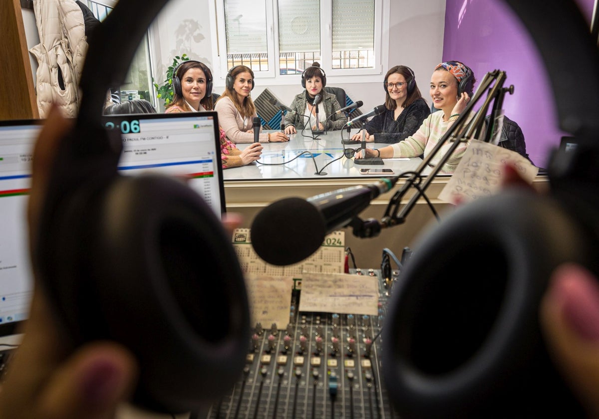 Un grupo de mujeres durante un programa de radio.