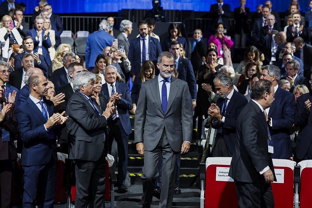 El Rey en el acceso al anfiteatro que se ha montado en el Palacio de Exposiciones de Santander.