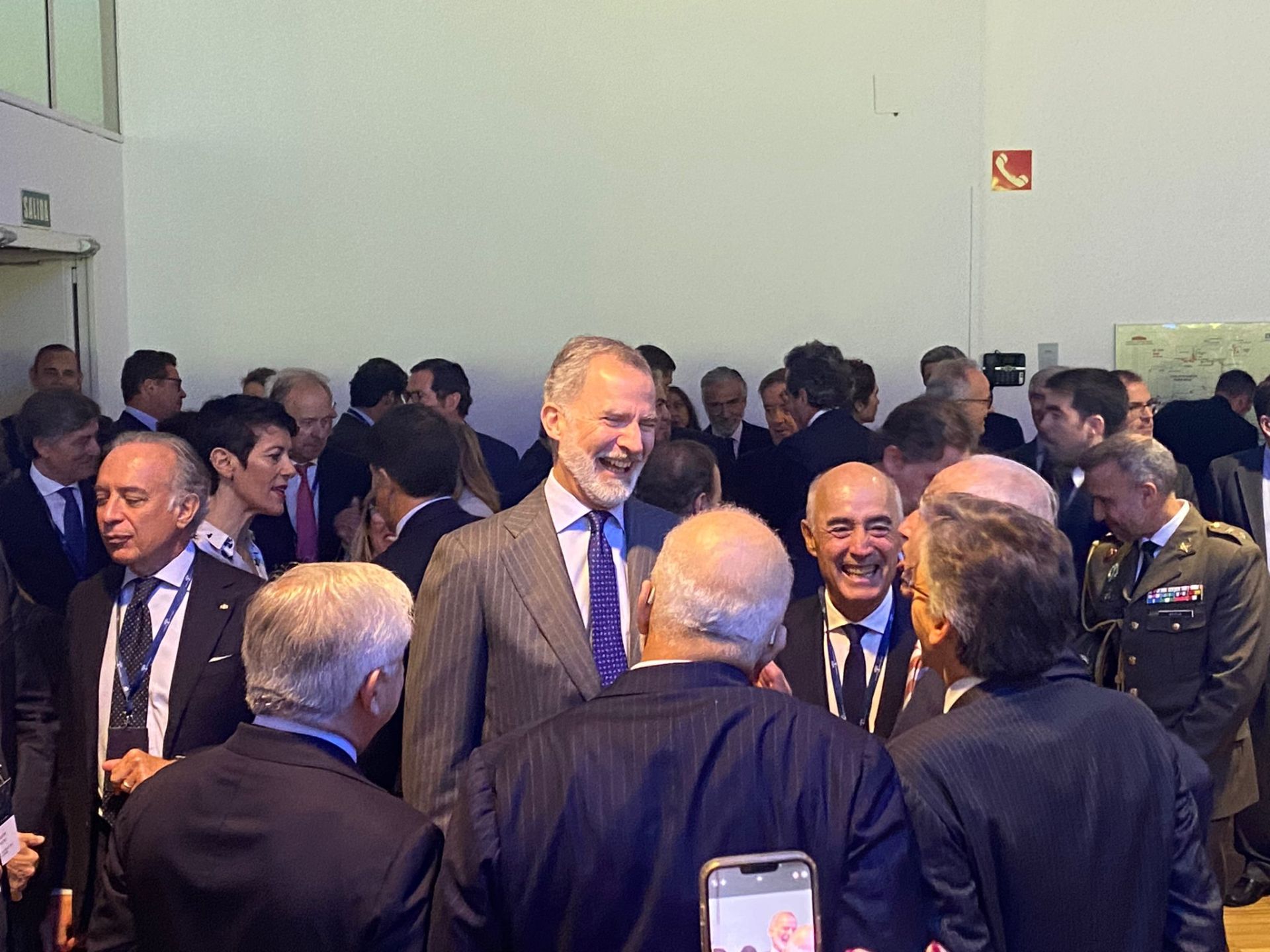 El Rey durante la pausa para el café en el Palacio de Exposiciones de Santander habla con un grupo de asistentes.