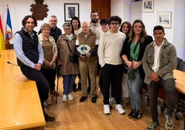 Un momento del homenaje en el Ayuntamiento de El Astillero con la presencia de Manuel Mesa y su familia, además de las autoridades.