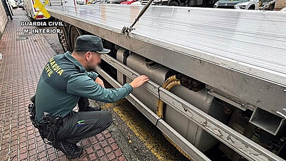 Detenido un vecino de Cartes por robar 1.200 litros de gasoil de seis camiones