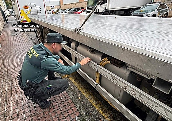 Un agente revisa el depósito de un camión.