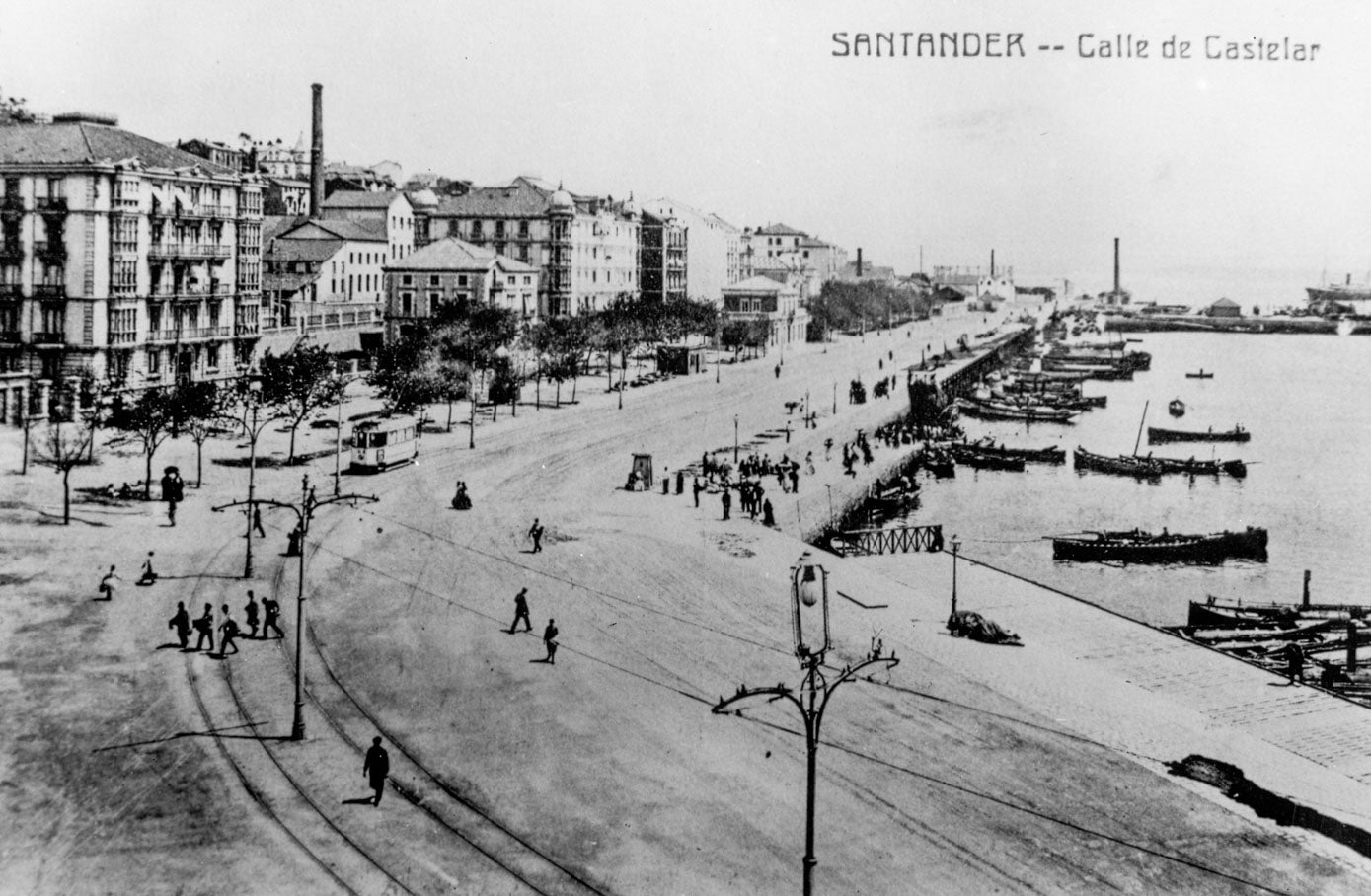 Calle Castelar y dársena de Puertochico en una imagen de 1914. En ella se puede ver el tranvía y la amplia avenida sin coches.