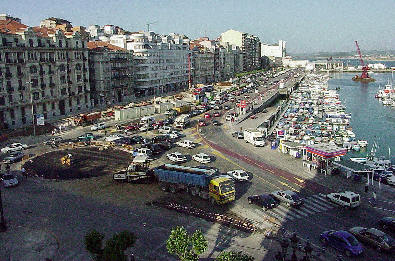 Panorámica tomada en el año 2000 en la que se ven los trabajos de las máquinas para construir el aparcamiento subterráneo de Castelar-Matías Montero, cuyas obras se encontraban en el momento de la fotografía en la fase de excavación.