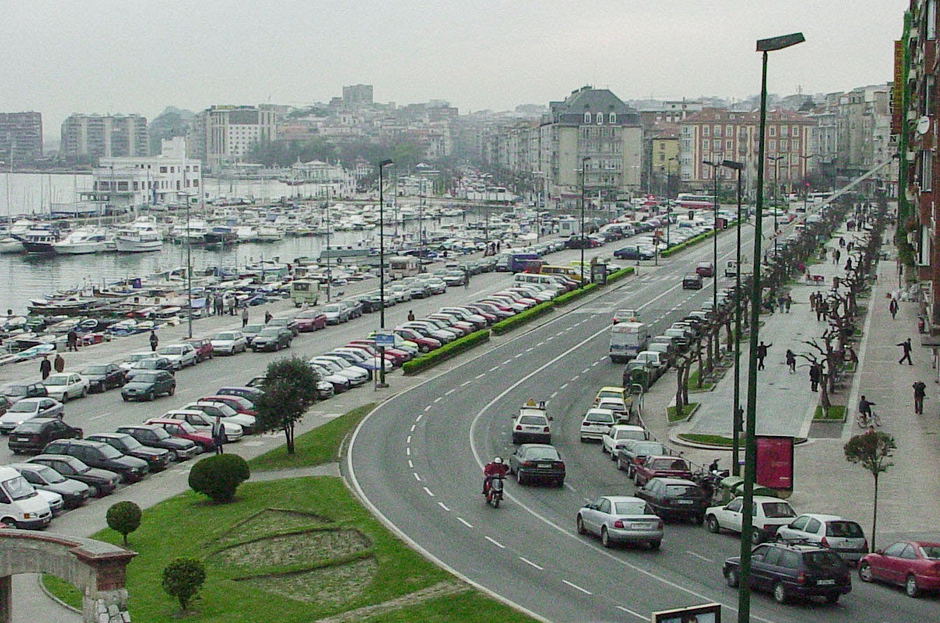 Circulación y tráfico en la calle Castelar y alrededor de Puertochico en el año 2003, cuando todavía permanecían los aparcamientos para los vehículos, tanto en fila como en batería.