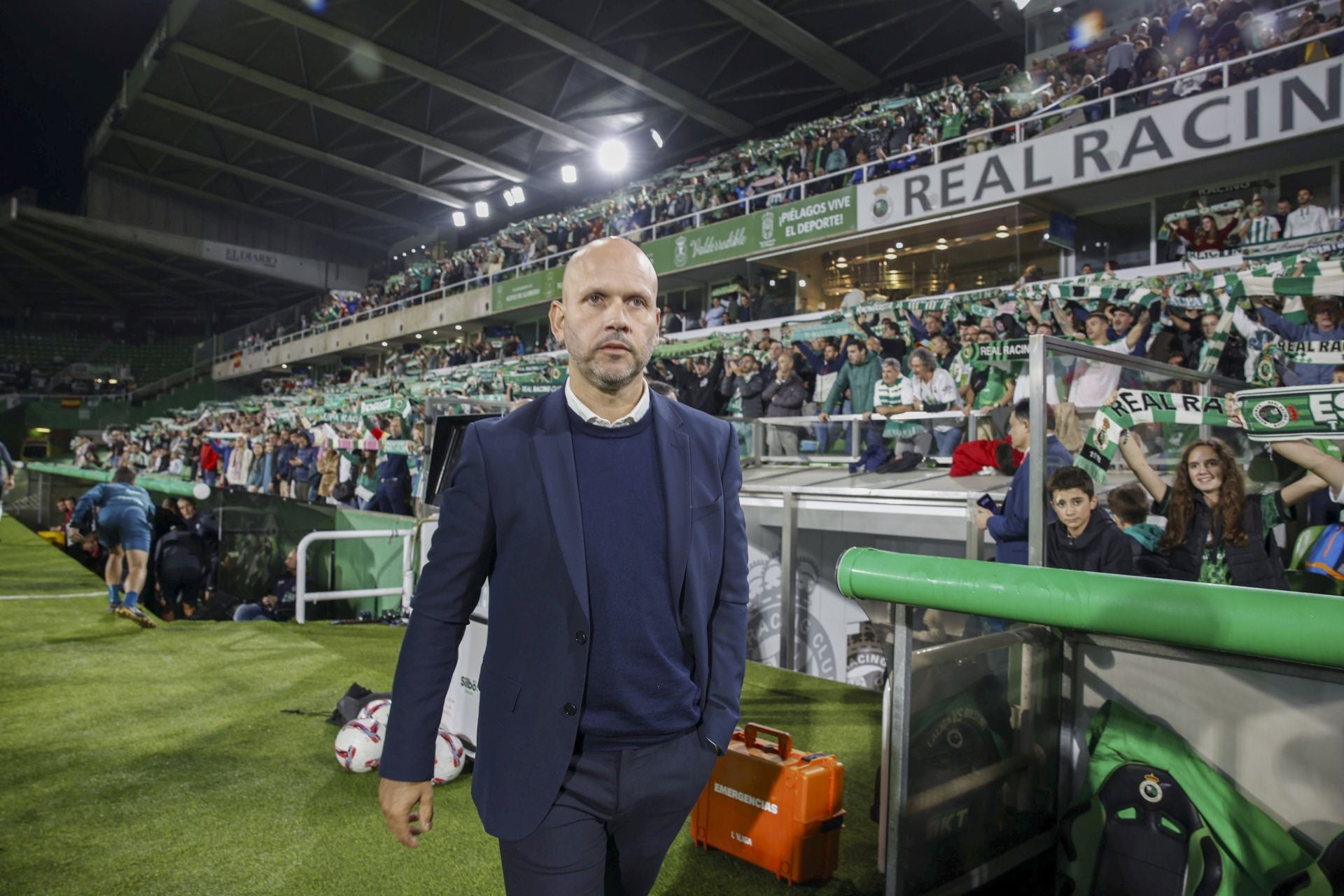 José Alberto llega al banquillo antes del inicio del choque. 