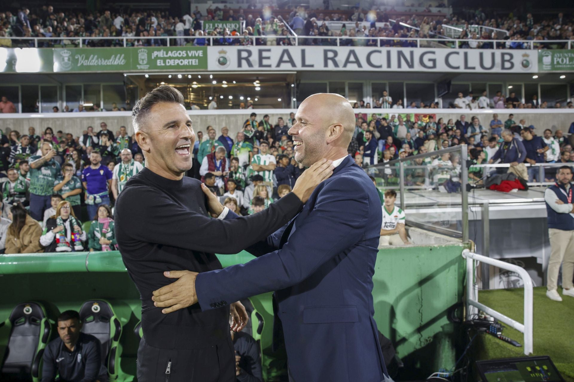 José Alberto se abraza con el técnico del Córdoba y paisano suyo, el exracinguista Iván Ania, entrenador del ascenso de 2019. 