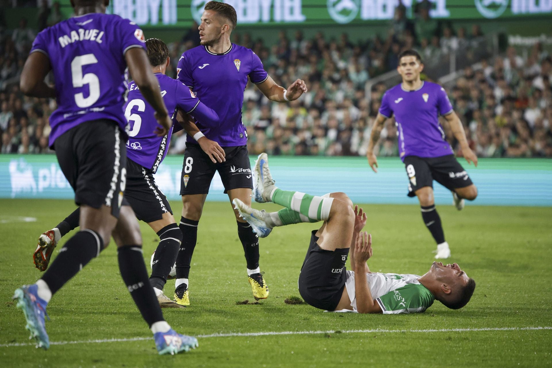 Karrikaburu cae al suelo en el área en una acción de la primera mitad. 