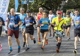 Un grupo de atletas, en la edición de 2023 de la Carrera Popular de El Diario Montañés.