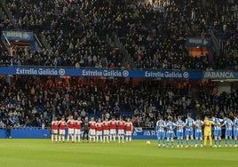 Racing y Dépor aguardan en el centro de Riazor que el árbitro señale el inicio. 17 de febrero de 2022.