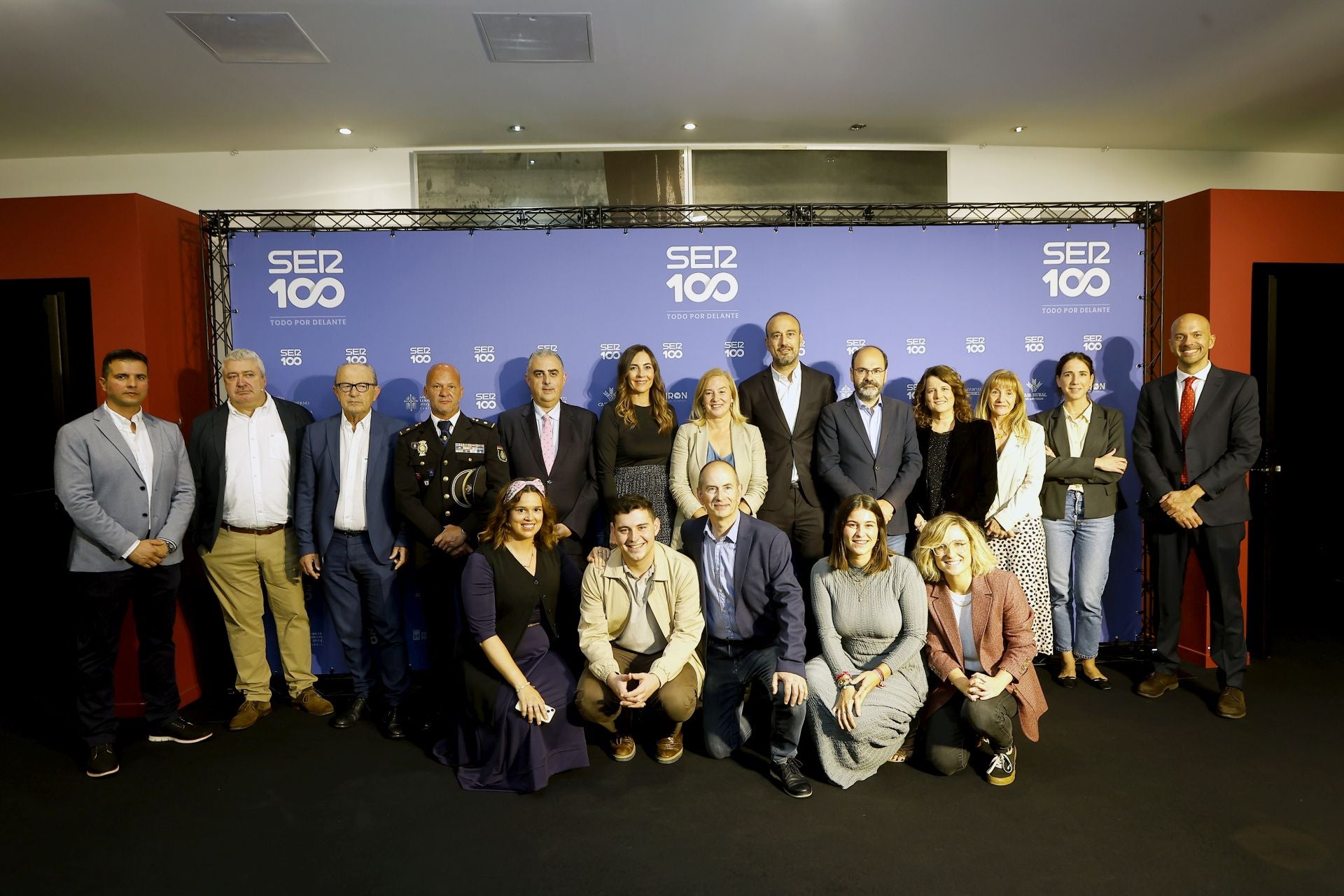 Foto de familia de autoridades y trabajadores de la Cadena SER en Torrelavega y Santander.