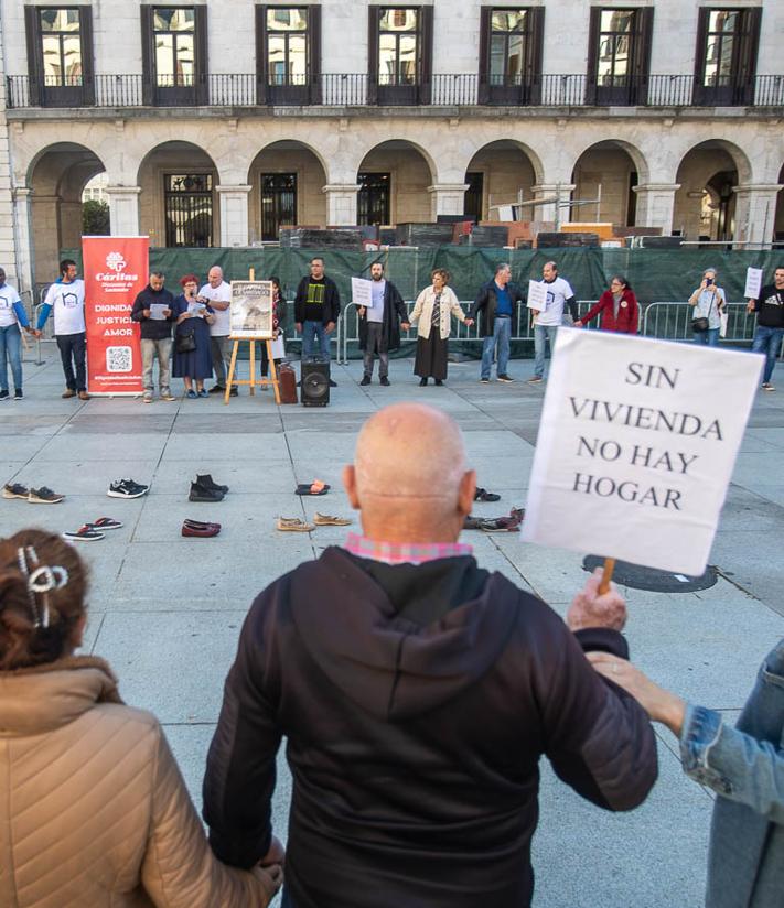 Imagen secundaria 2 - Dos momentos de la concentración de esta mañana.