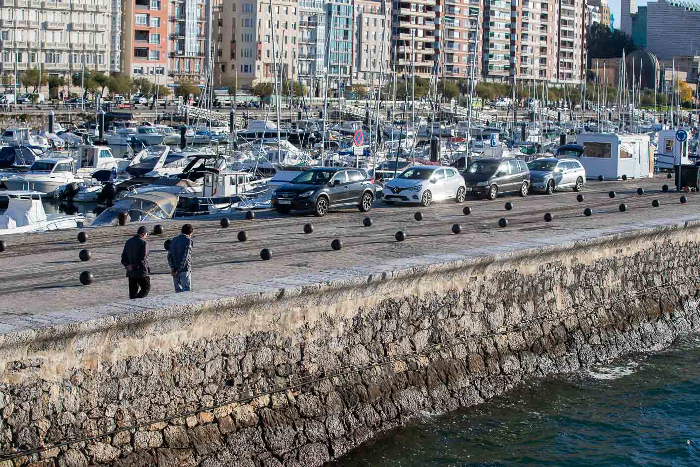 Más allá de algún caminante y los coches que acceden a los pantalanes, la zona está muy infrautilizada.