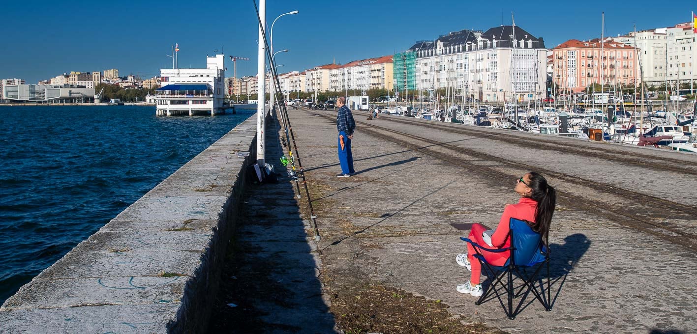 Varios pescadores, ayer, en el muelle de Puertochico.