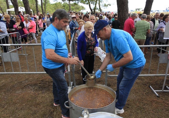 Reparto del multitudinario sorropotún en la fiesta del Mozucu.