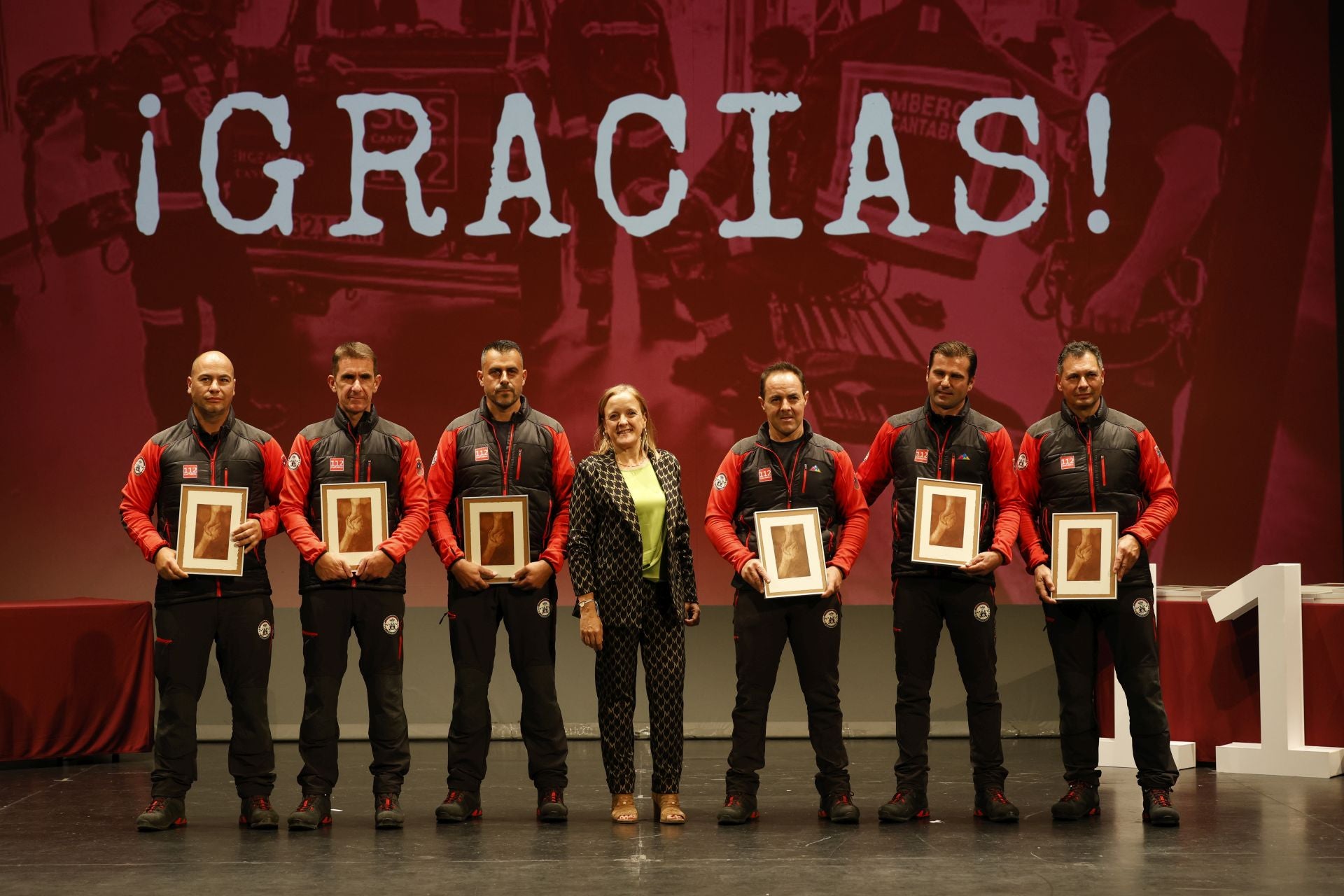 Representantes de los Bomberos Autonómicos posan junto a la consejera de Presidencia, Isabel Urrutia.