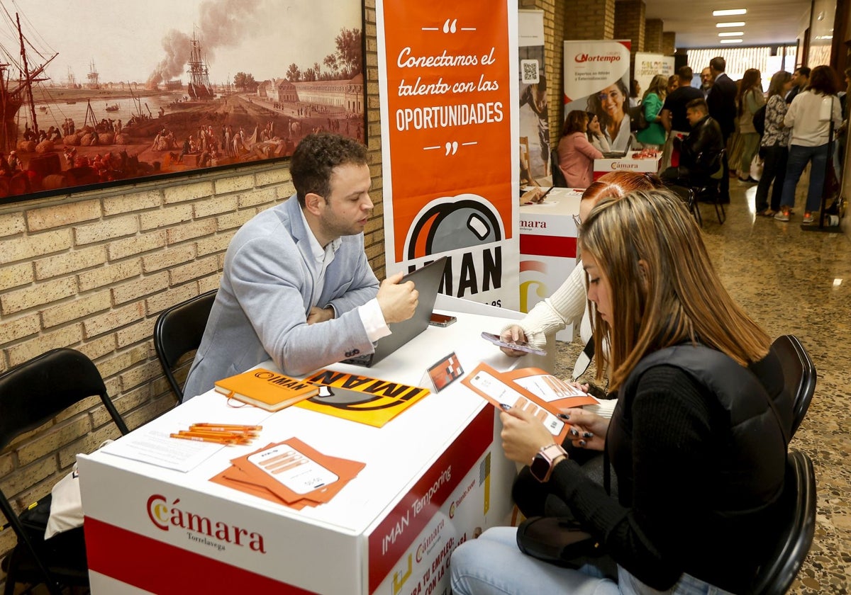 Haila Martín, vecina de Torrelavega (derecha), se informa junto a Daniela Barragán en uno de los puestos ubicados en la sede de la Cámara de Torrelavega, este jueves, durante la Feria de Empleo para jóvenes de entre 16 y 29 años.