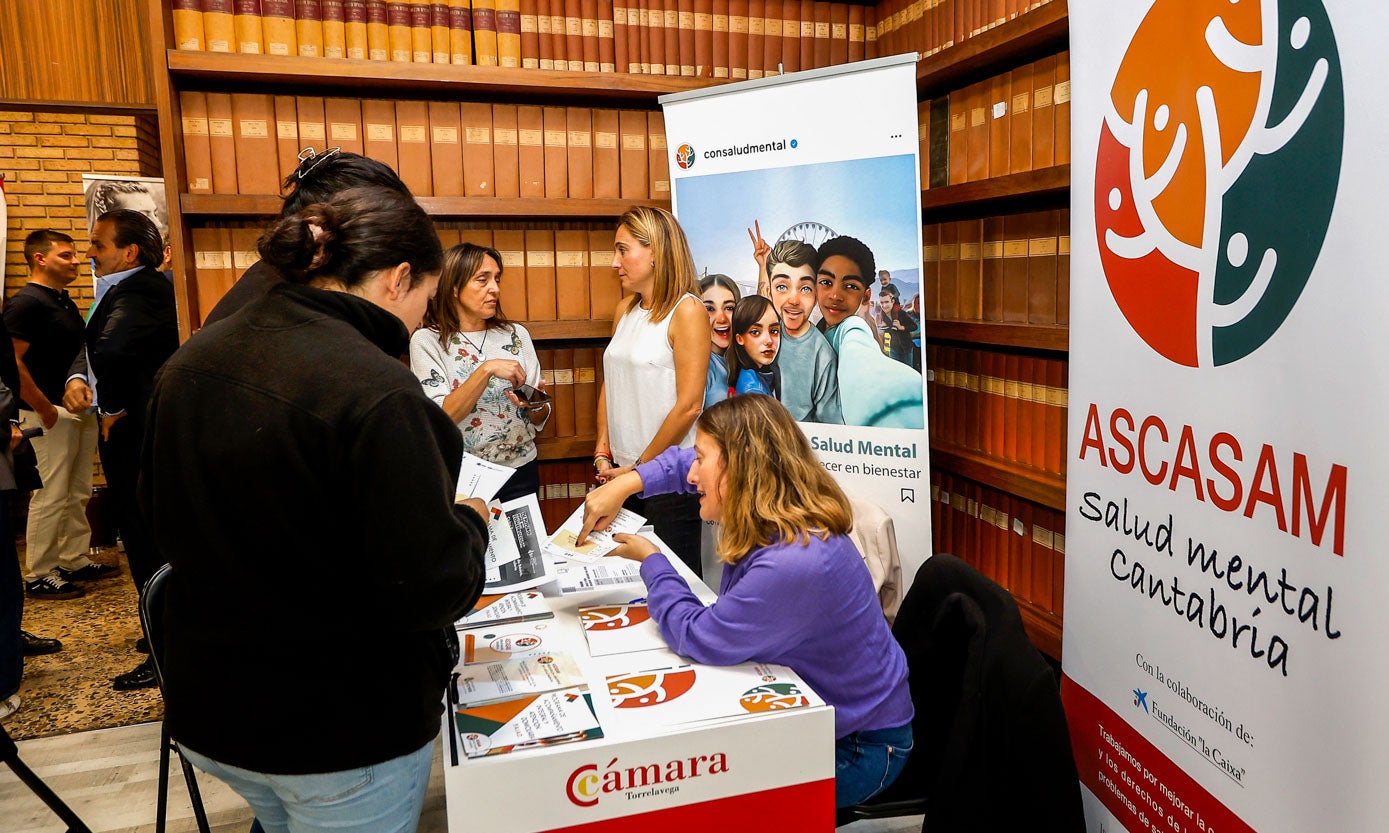 Jóvenes se informan en uno de los puestos, este jueves, en la sede de la Cámara de Comercio de Torrelavega. 