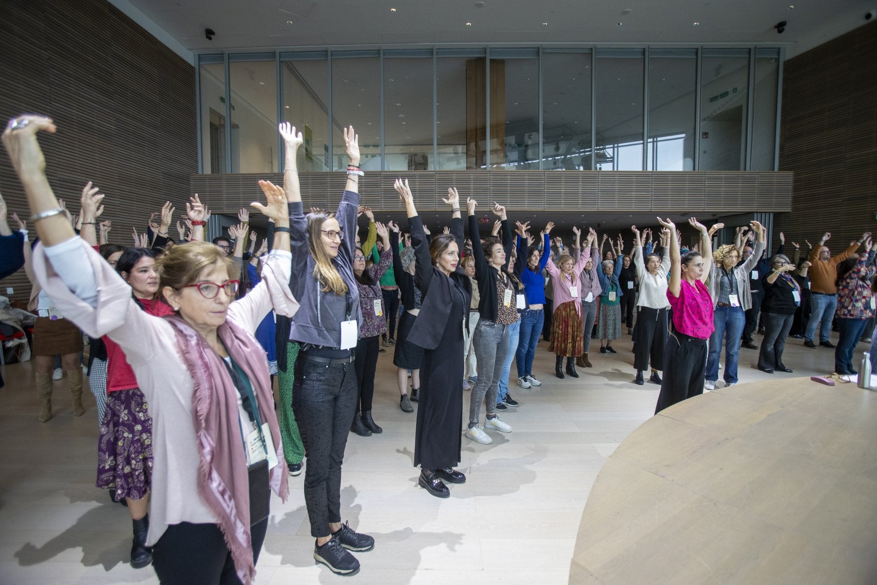 Los participantes del Encuentro durante el taller de movimiento guiado por la actriz y bailarina Mafalda Saloio.