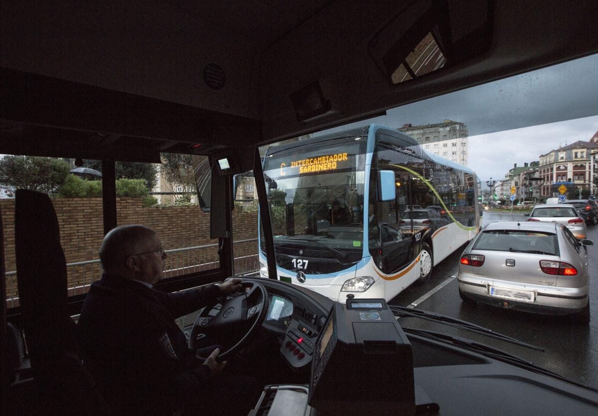 Un conductor manejandoun autobús de la flota de Transportes Urbanosde Santander.