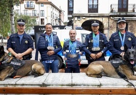 Pedro Cuadrado, Ángel Lamadrid, Luis Arráez, Carlos Lamadrid e Ismael Abascal, junto a Asgard y Turco, de la unidad canina.