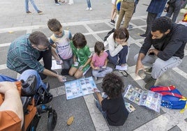 Padres e hijos negocian para conseguir los cromos que les faltan.