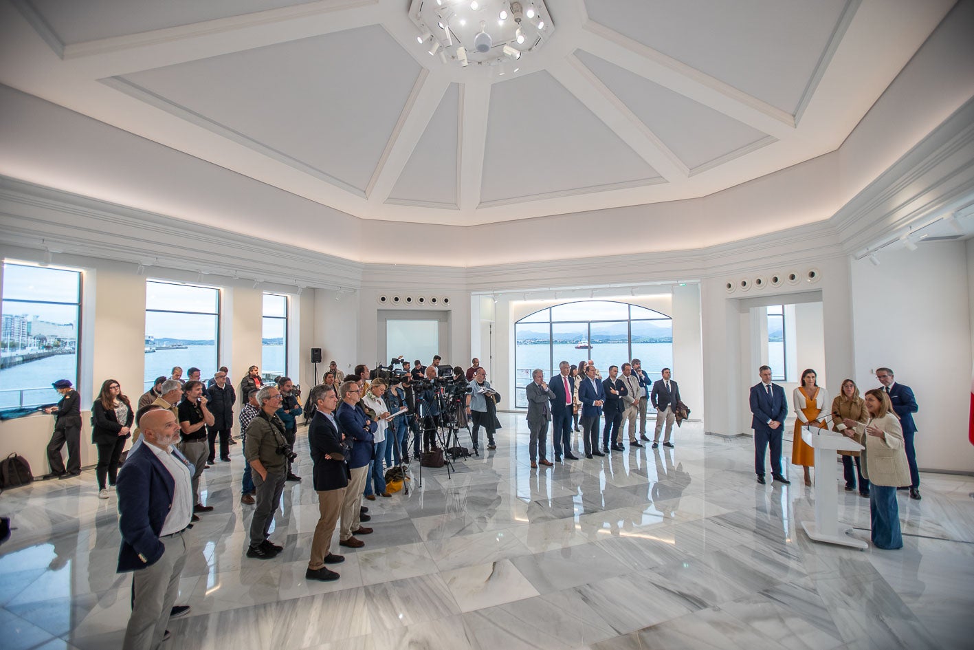 La presidenta de Cantabria ha destacado la importancia cultural, social e histórica del edificio durante la visita con las autoridades y los medios de comunicación.