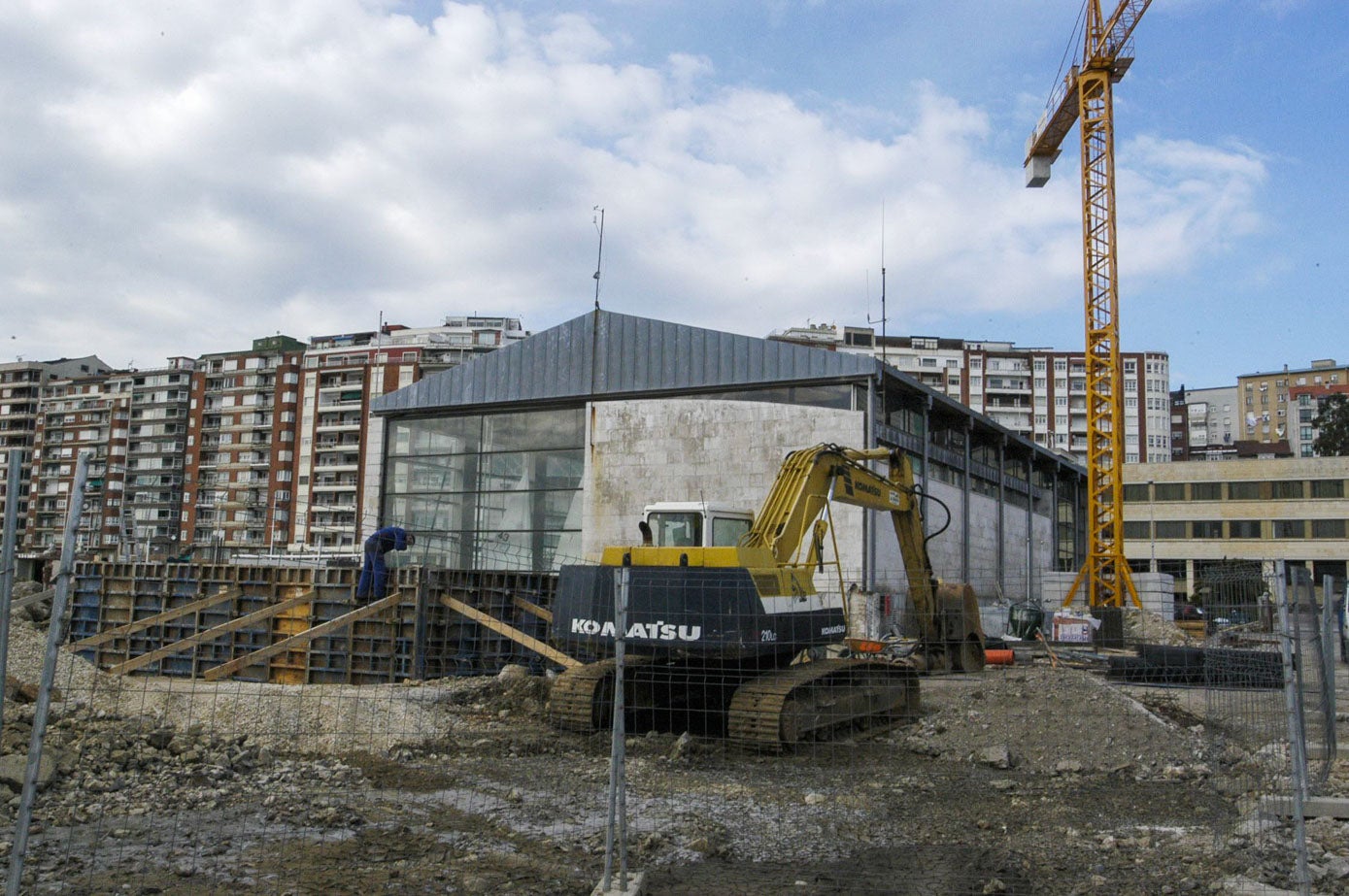 Obras en el exterior del CEAR en el año 2006.