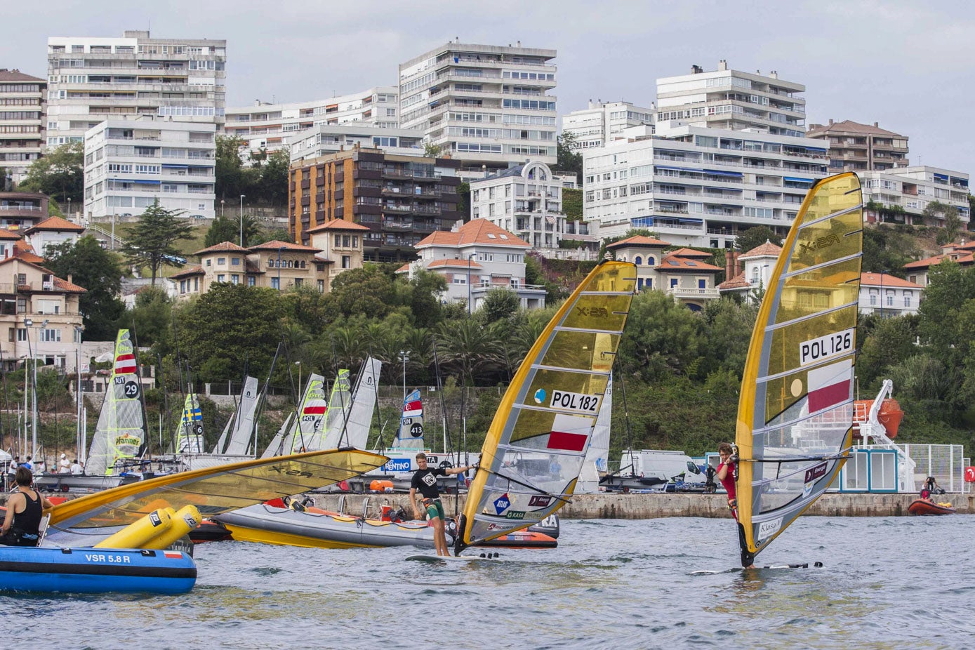 Dos regatistas polacos de la clase RSX, durante los días previos al Mundial de 2014. 