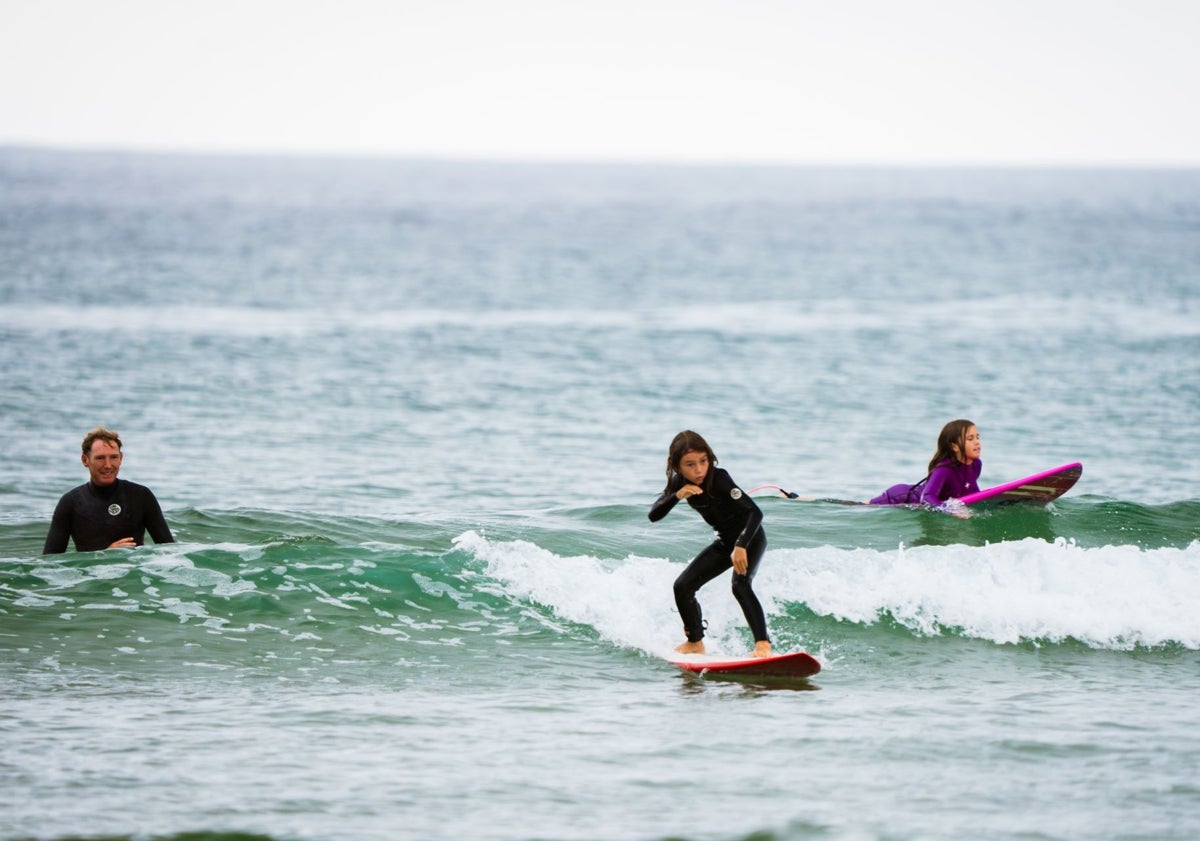 Imagen principal - En la foto superior, Raúl García junto a su hijo, organizador del evento. Abajo, el pro Dani García, que participará con su familia en la prueba del Family Surfing Challenge, en San Vicente de la Barquera.