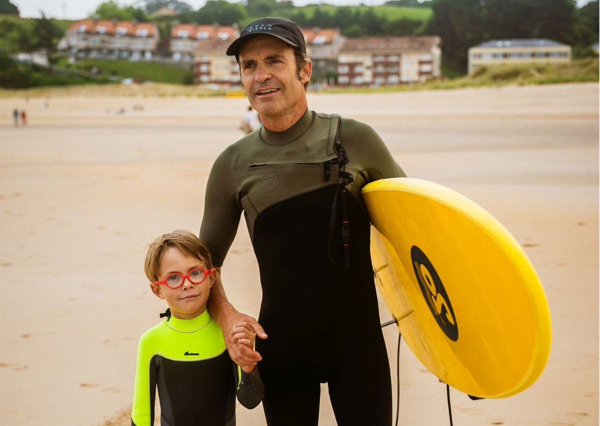 Imagen secundaria 1 - En la foto superior, Raúl García junto a su hijo, organizador del evento. Abajo, el pro Dani García, que participará con su familia en la prueba del Family Surfing Challenge, en San Vicente de la Barquera.