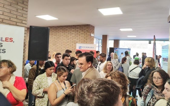 La Feria de Empleo PICE en Torrelavega conecta a más de 200 jóvenes con oportunidades laborales de 25 empresas