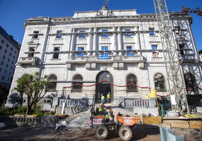 Trabajos en el entorno de la fachada principal del edificio que albergará el centro asociado.