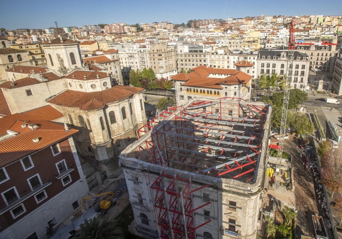 La imagen tomada desde el Hotel Bahía muestra el estado actual del antiguo inmueble del Banco de España tras los trabajos de estabilización de las fachadas.