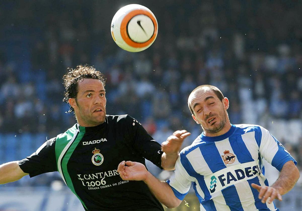 Pinillos y Munitis, entonces en el Dépor, pelean por un balón en Riazor en abril de 2006. Ganaron los gallegos 2-0.