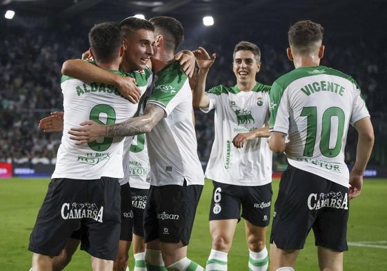 Íñigo Sainz-Maza se acerca a algunos de sus compañeros en la celebración del gol anulado de Karrikaburu durante el partido contra el Córdoba. El Deportivo sólo ha ganado un partido en casa.