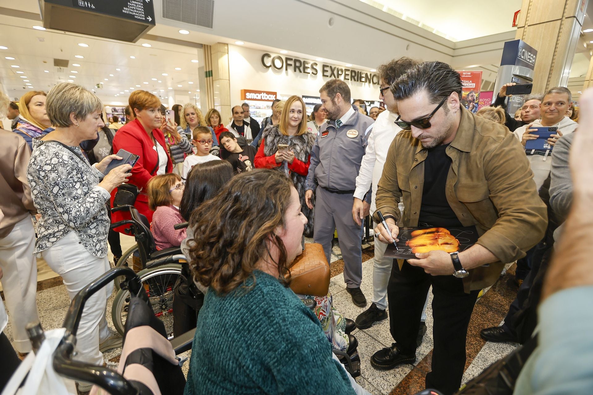 Antes que al resto de fans que le esperaban en El Corte Inglés, Bustamante se dirigió a las seguidoras en silla de ruedas.