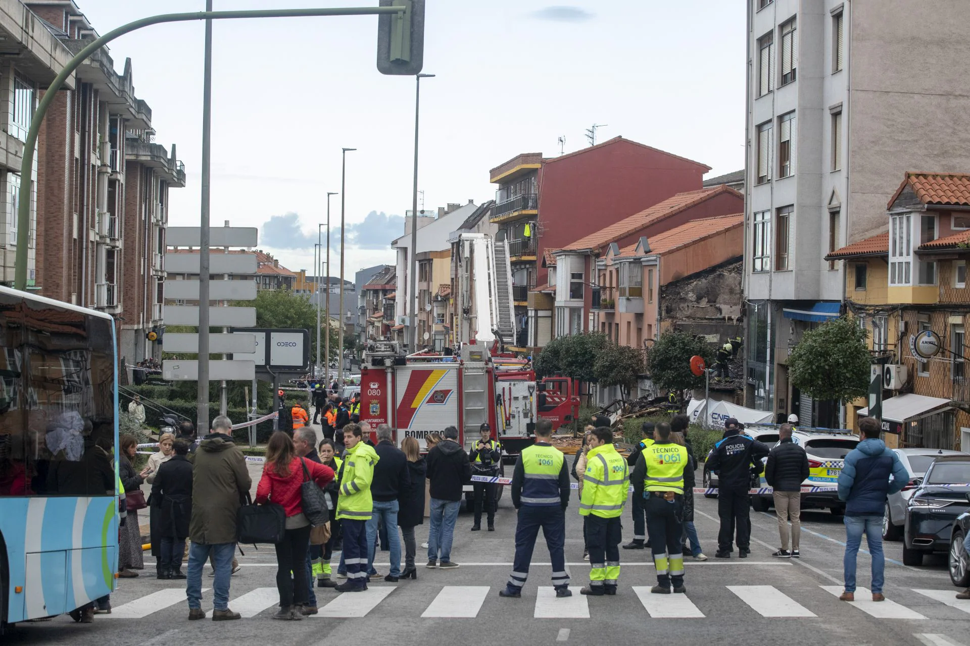 La calle Albericia cortada mientars trabajan los bomberos y se aseguran los edificios colindantes