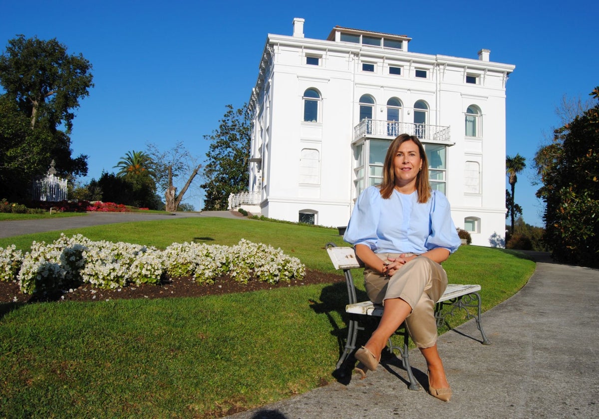 María Higuera posa en la Finca del Marqués de Valdecilla, junto a la morada del célebre indiano.