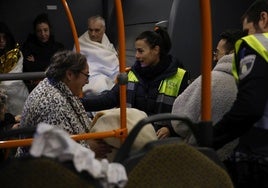 La alcaldesa, con los vecinos afectados por el derrumbe de La Albericia.