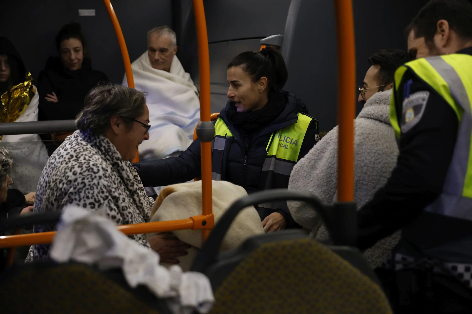 La alcaldesa consuela a una de las mujeres