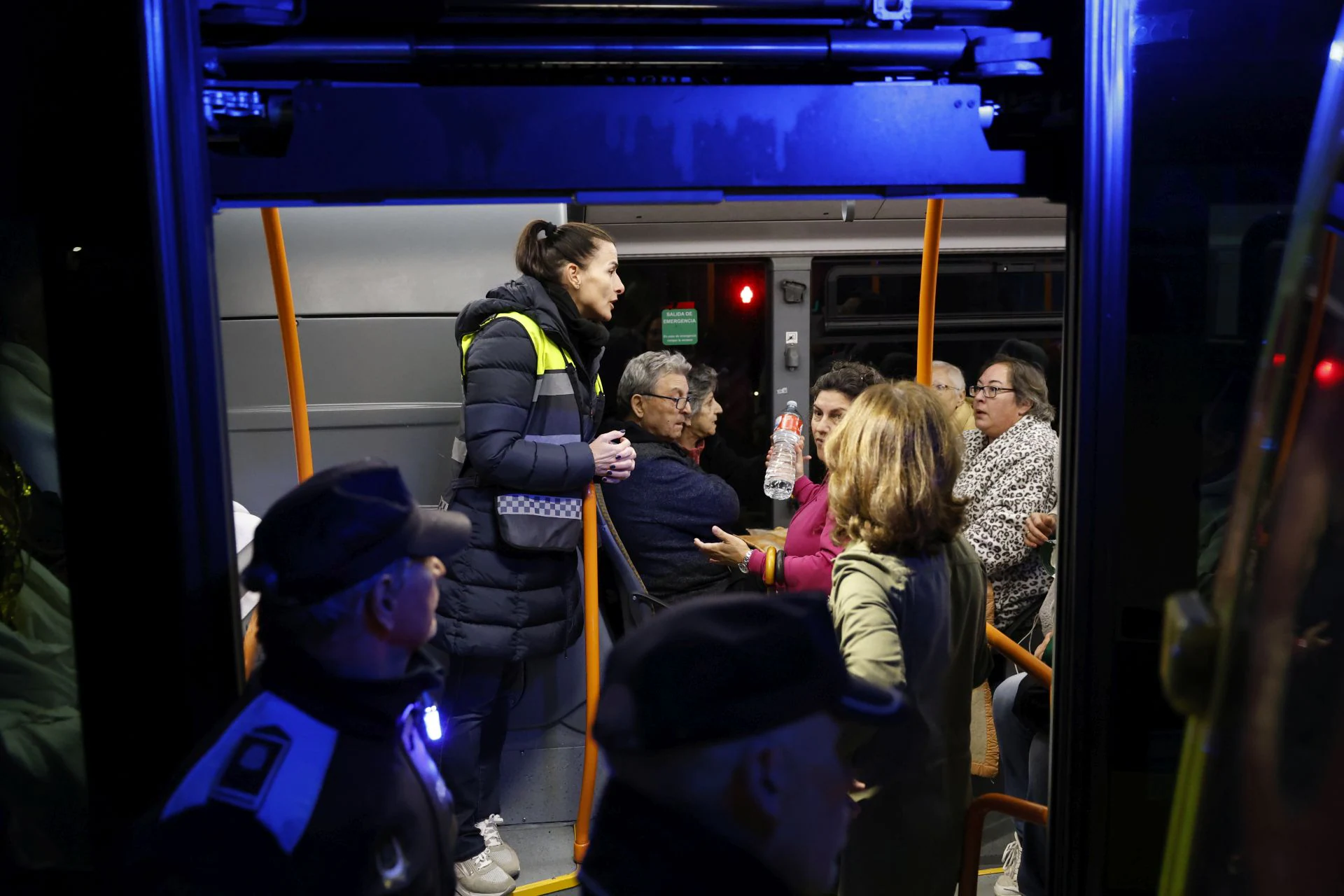 La gente espera dentro de un autobús para no estar a la intemperie