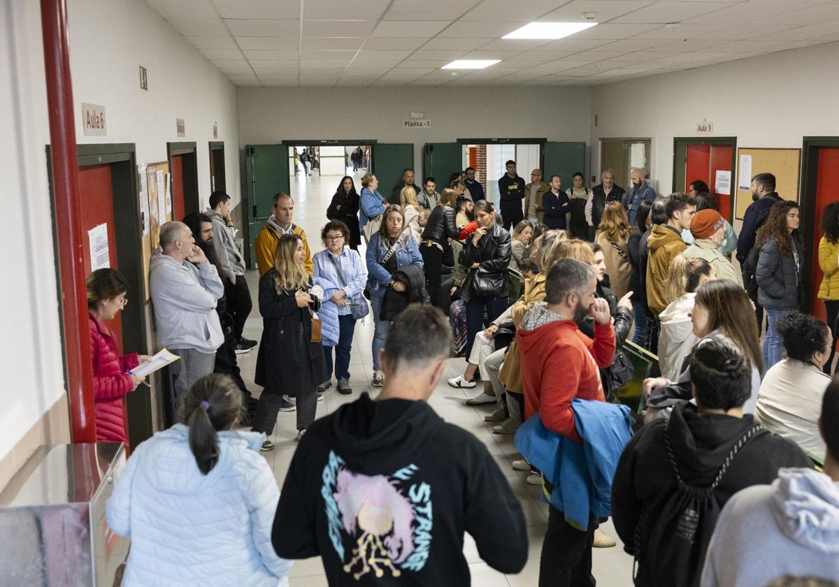 Los opositores, esta mañana momentos antes de entrar en las aulas.