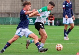 Mario Fuente disputa un balón ante un rival del Fabril