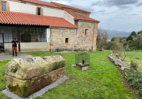 El sarcófago se ha recolocado en la parcela existente frente a la entrada principal de la iglesia de Collado de Cieza.